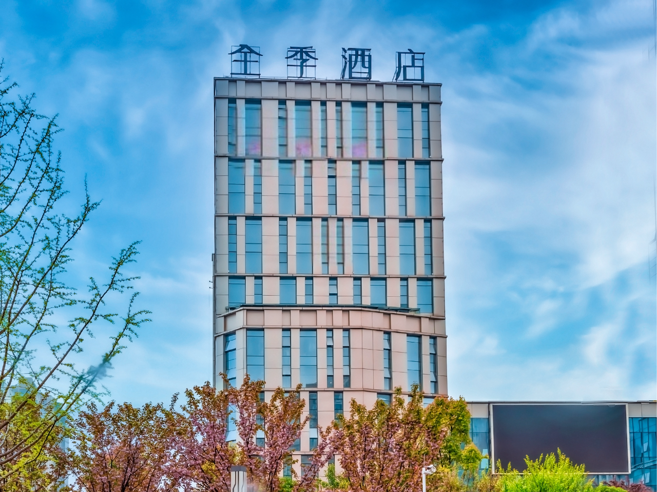 跑贵马住哪里？全季酒店，跑者优选好住处！近起点、近景点、近美食